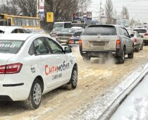 Утренний снегопад парализовал дорожное движение в Воронеже