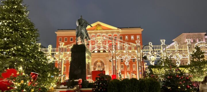 Праздничные плакаты и тысячи световых конструкций украсили Москву к Новому году