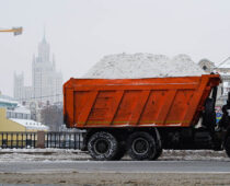 Более 165 тысяч коммунальщиков устраняют последствия сильного снегопада в Москве
