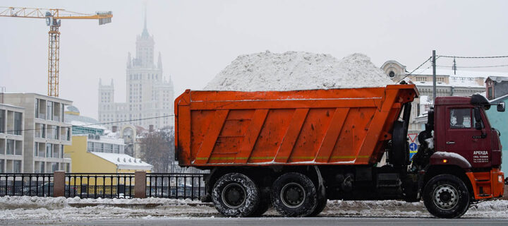 Более 165 тысяч коммунальщиков устраняют последствия сильного снегопада в Москве