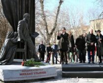 Памятник народному артисту Михаилу Ульянову открыли в Москве